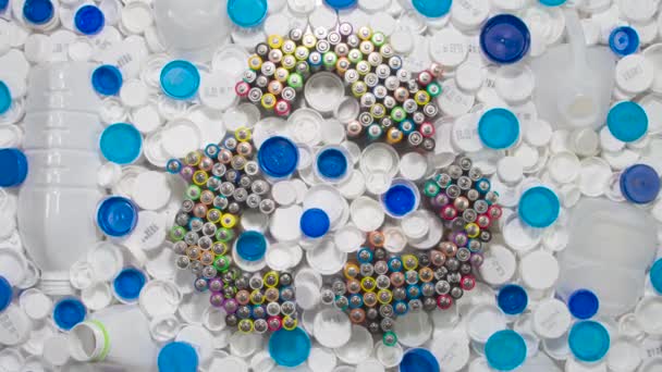 リサイクルのための白と青のプラスチック Hdループ リサイクルシンボルは古いAa電池で構成されています 濃い青のプラスチックキャップと白のボトルの間でゆっくりと回転します — ストック動画