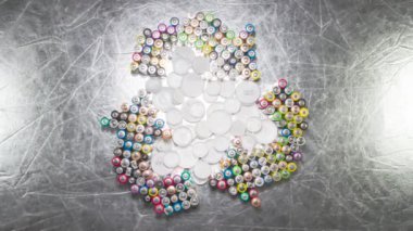 Geri dönüşüm ve Yeniden Kullanım. Geri dönüşüm ve Geri Dönüşüm Sembolü eski AA pillerden oluşur. Etrafındaki boşluğu dolduran beyaz plastik kaplamalar arasında yavaşça döner.