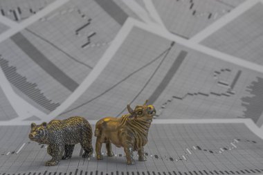 Hisse senedi fiyatlarının arka planında metalik sarı boğa ve ayı figürleri var. Ticaret sembollerini değiş tokuş edin. Para ve menkul kıymetler piyasasında alıcılar ve satıcılar arasındaki mücadele kavramı