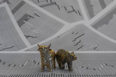 Hisse senedi fiyatlarının arka planında metalik sarı boğa ve ayı figürleri var. Ticaret sembollerini değiş tokuş edin. Para ve menkul kıymetler piyasasında alıcılar ve satıcılar arasındaki mücadele kavramı