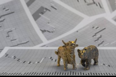 Hisse senedi fiyatlarının arka planında metalik sarı boğa ve ayı figürleri var. Ticaret sembollerini değiş tokuş edin. Para ve menkul kıymetler piyasasında alıcılar ve satıcılar arasındaki mücadele kavramı