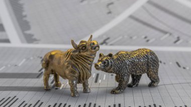 Hisse senedi fiyatlarının arka planında metalik sarı boğa ve ayı figürleri var. Ticaret sembollerini değiş tokuş edin. Para ve menkul kıymetler piyasasında alıcılar ve satıcılar arasındaki mücadele kavramı