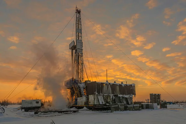 Pozos Perforación Invierno Campo Petróleo Gas Ártico Día Polar Con — Foto de Stock