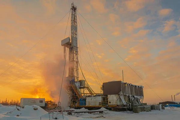 Pozos Perforación Invierno Campo Petróleo Gas Ártico Día Polar Con —  Fotos de Stock