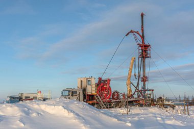 Kuzey gaz sahasında ustalaştığında kuyuya inmek için esnek bir borusu olan ekipman. Kuyularda esnek tüp uygulaması