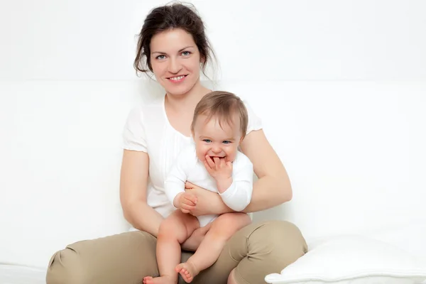 Madre jugando con el bebé — Foto de Stock