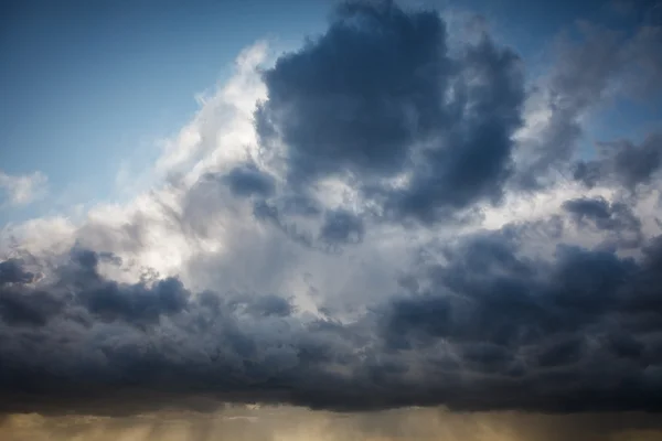 Fundo natural: céu tempestuoso — Fotografia de Stock