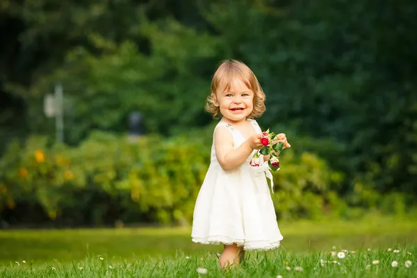 Petite fille dans le parc — Photo