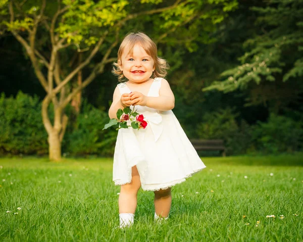 Little girl in the park — Stock Photo, Image