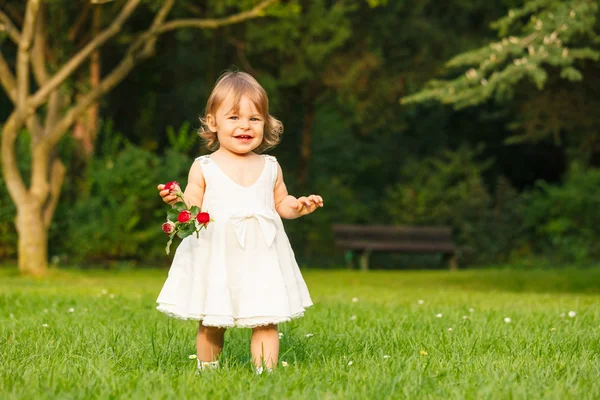 Little girl in the park — Stock Photo, Image