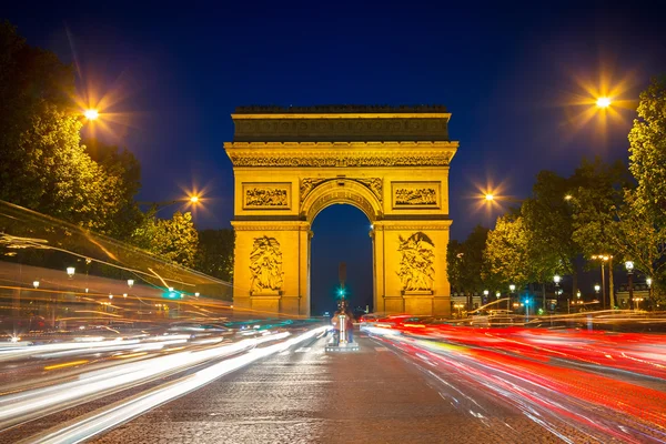 Триумфальная арка ночью — стоковое фото