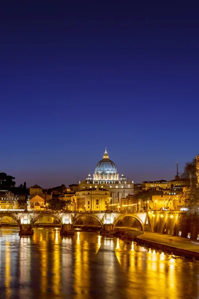 夜、ローマのサン ・ ピエトロ大聖堂 — ストック写真