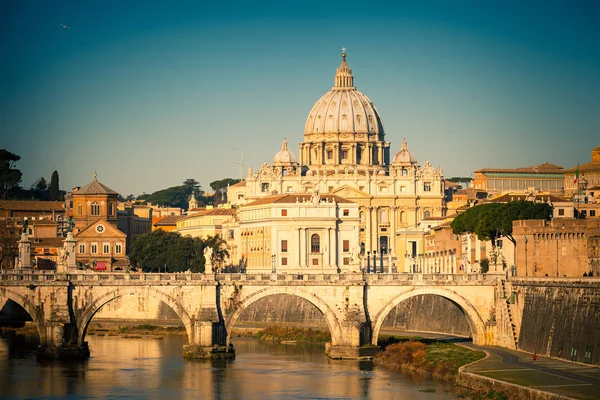 Tiber a St. Peter katedrála, Řím — Stock fotografie