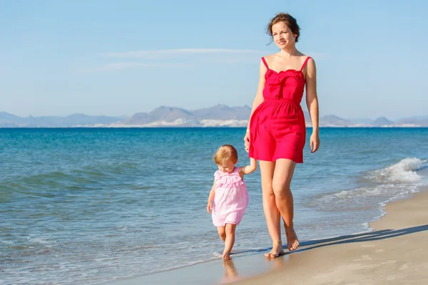 Madre e hija en la playa —  Fotos de Stock