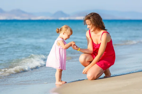 Matka z córeczką na plaży — Zdjęcie stockowe