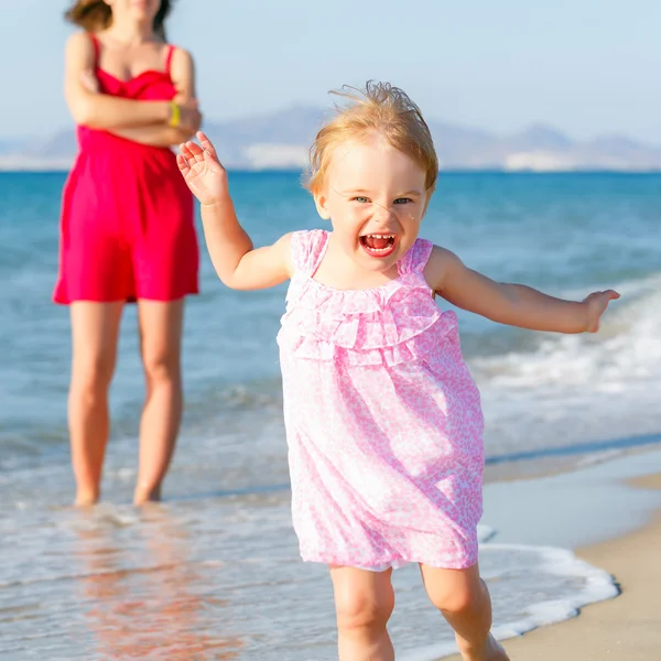 Kleines Mädchen läuft am Strand — Stockfoto