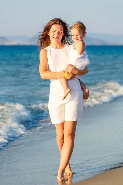 Mor och dotter på stranden — Stockfoto