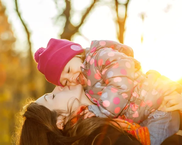 Mãe e filha no parque — Fotografia de Stock