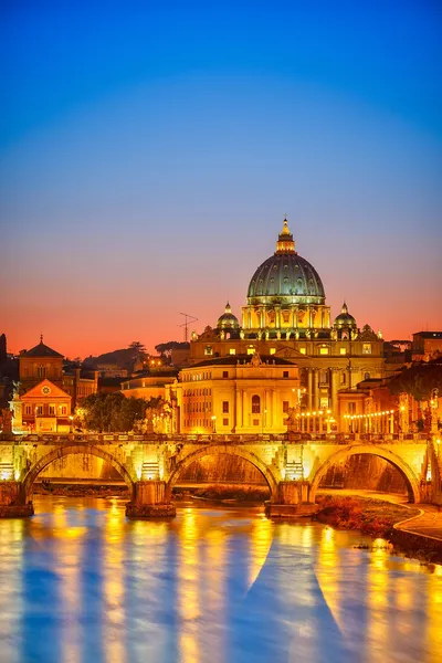 Catedral de São Pedro à noite, Roma — Fotografia de Stock