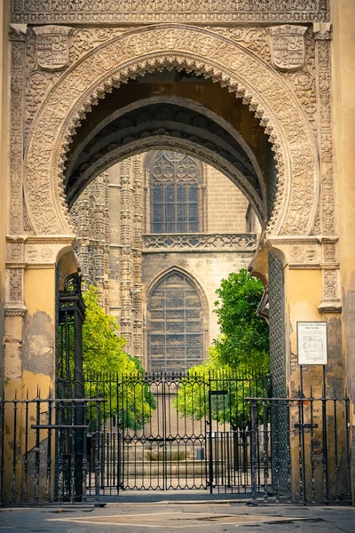Ворота Ла-Гиральды в Севилью — стоковое фото