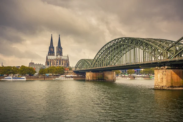 Catedral de Colonia y Puente de Hohenzollern, Alemania — Foto de Stock