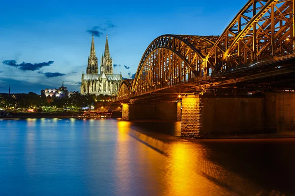 Köln Katedrali ve hohenzollern köprü, Almanya — Stok fotoğraf