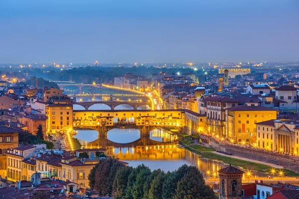 Widok na rzekę arno we Florencji — Zdjęcie stockowe