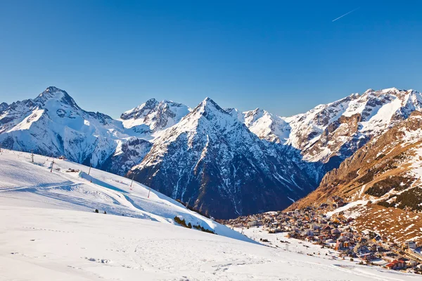Estância de esqui em Alpes Franceses — Fotografia de Stock