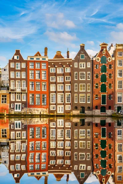 Tradycyjnymi holenderskimi budynkami, amsterdam — Zdjęcie stockowe