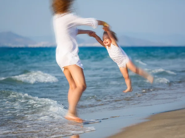 Mutter spielt mit Tochter am Strand — Stockfoto