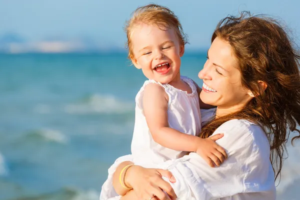 Moeder en dochter op het strand — Stockfoto