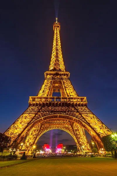 Ейфелева вежа яскраво освітлена в сутінках — стокове фото