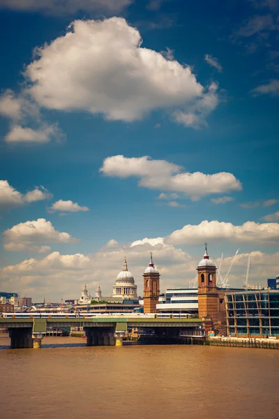 Moln över Themsen, london — Stockfoto