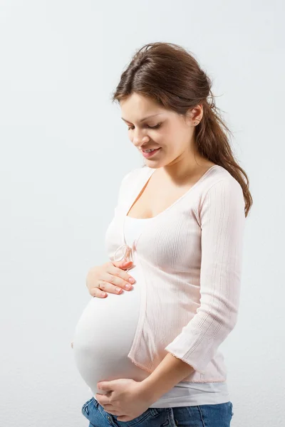 Jonge zwangere vrouw — Stockfoto