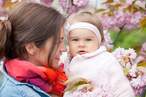 Mère avec bébé dans le jardin — Photo