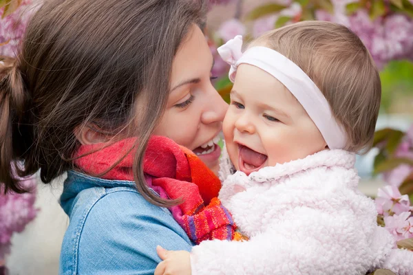 Moeder met baby in de tuin — Stockfoto