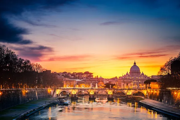 De kathedraal van St. Peter's nachts, Rome — Stockfoto