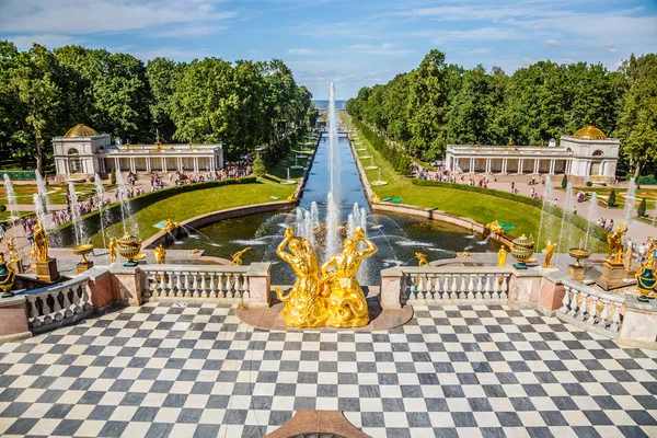 Gran Cascada en Peterhof, San Petersburgo — Foto de Stock