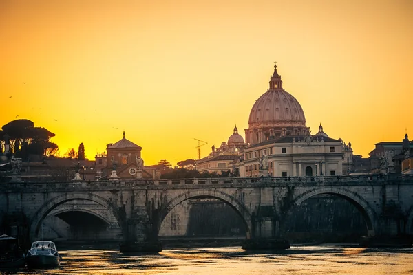 St. Peter's cathedral at dusk, Rome — Stock Photo, Image