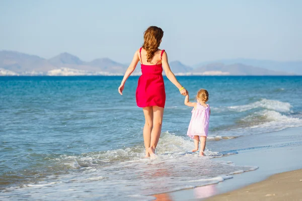 해변에 사는 어미와 딸 — 스톡 사진