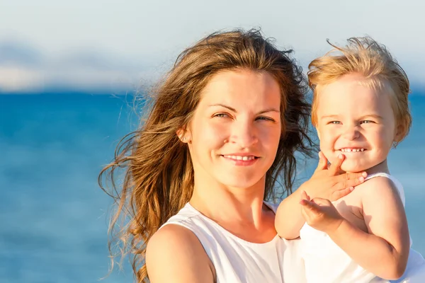 Moeder en dochter op het strand — Stockfoto