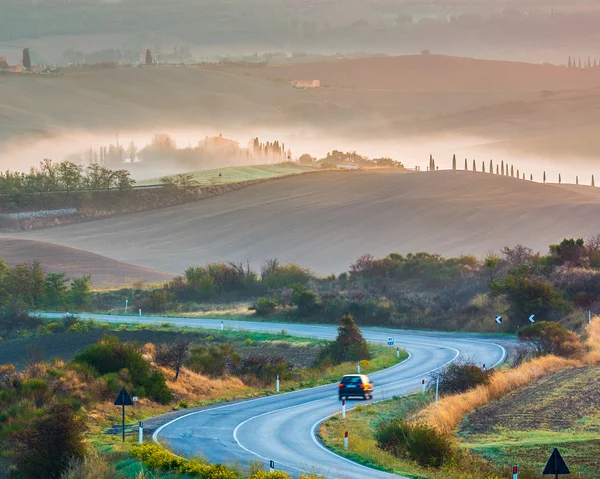 Toskanische Landschaft bei Sonnenaufgang — Stockfoto