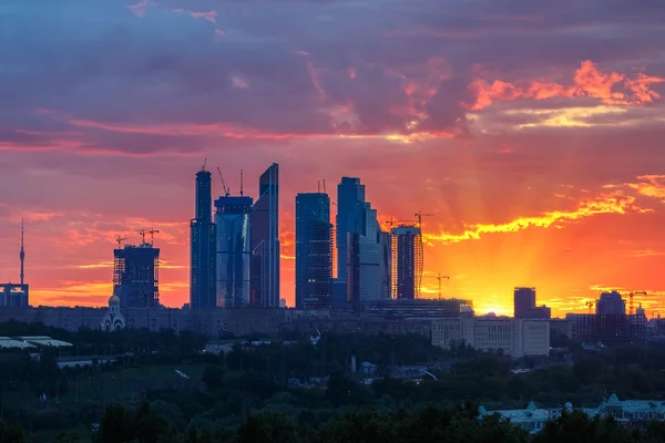 Les gratte-ciel de Moscou au lever du soleil — Photo