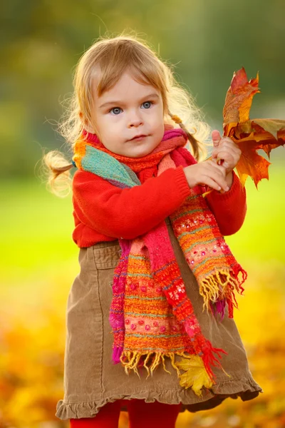 Menina no parque — Fotografia de Stock