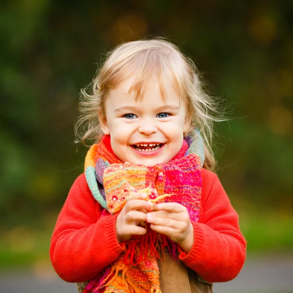 Liten flicka i parken — Stockfoto