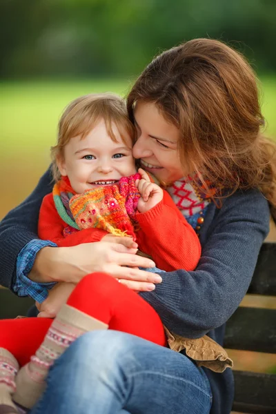 Mor och dotter i parken — Stockfoto