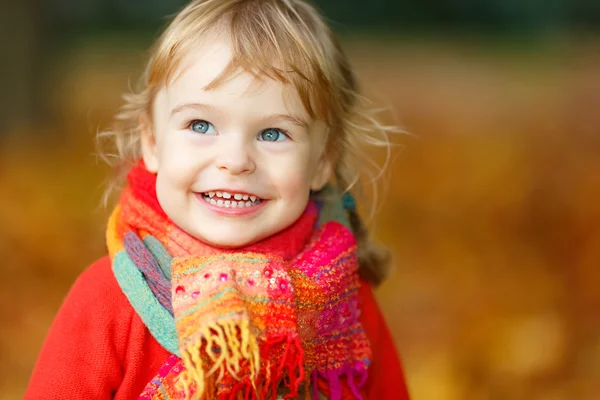 Petite fille dans le parc — Photo