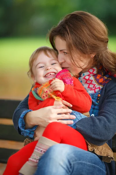 Anne ve kızı parkta. — Stok fotoğraf