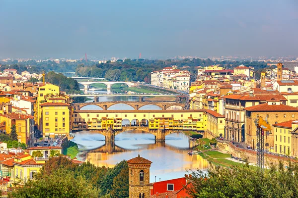 Floransa'da arno Nehri üzerinde köprüler — Stok fotoğraf