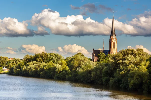 Chiesa sul fiume principale — Foto Stock